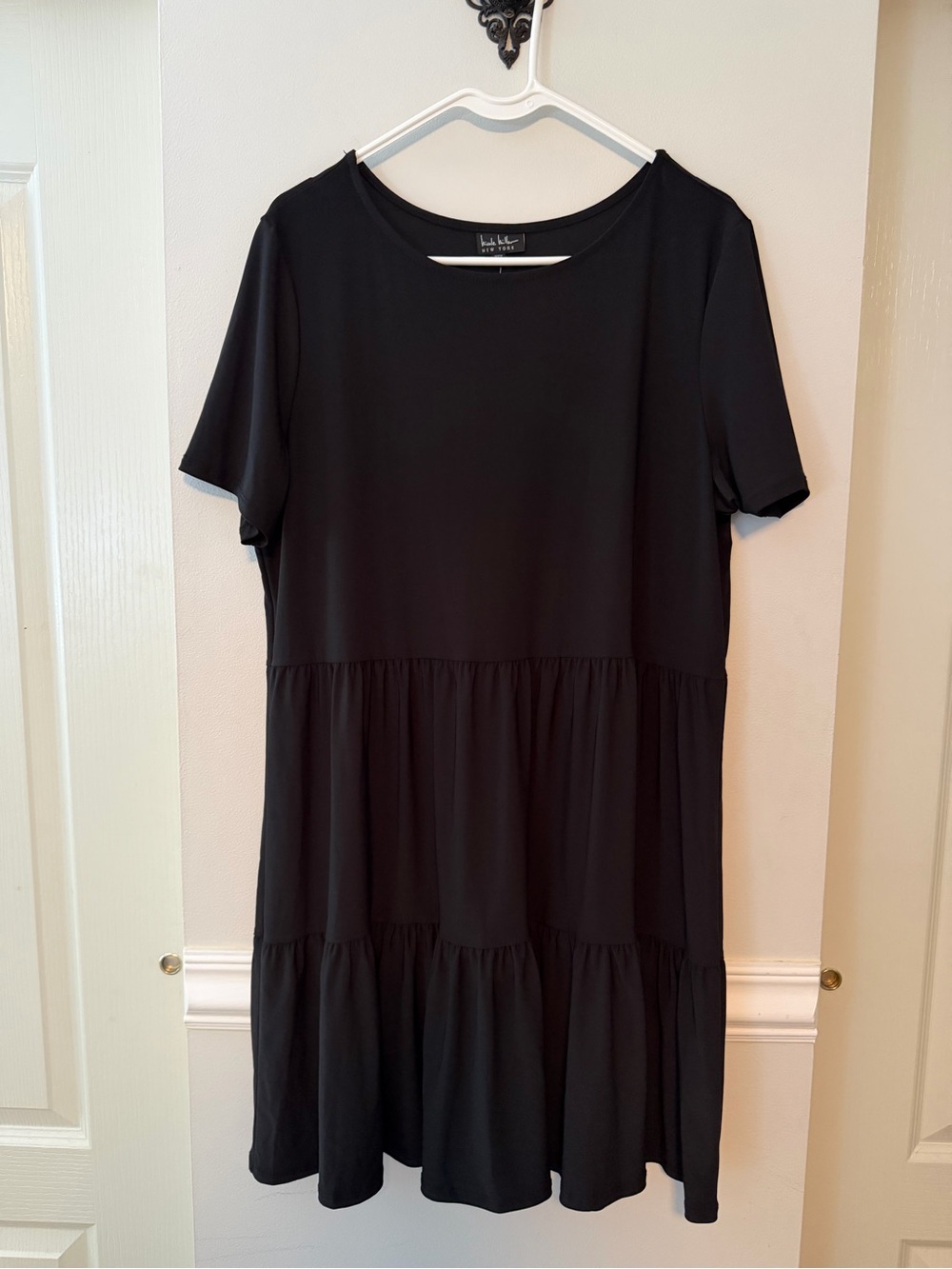 **NWT Nicole Miller Black Short-Sleeve Tiered Tee Dress